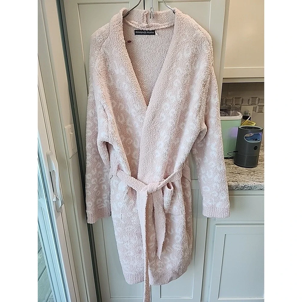 Kirklands Home Robe Sz‎ L/XL Pink &white  Vey Soft